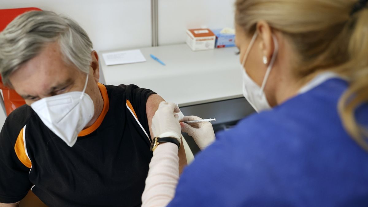 Na očkování od praktiků čeká přes 370 tisíc lidí